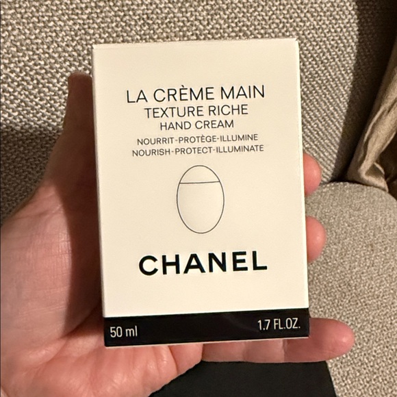 CHANEL LA CRÈME MAIN Nourish - Soften - Illuminate 1.7 oz. - NIB with dustbag - Picture 2 of 5